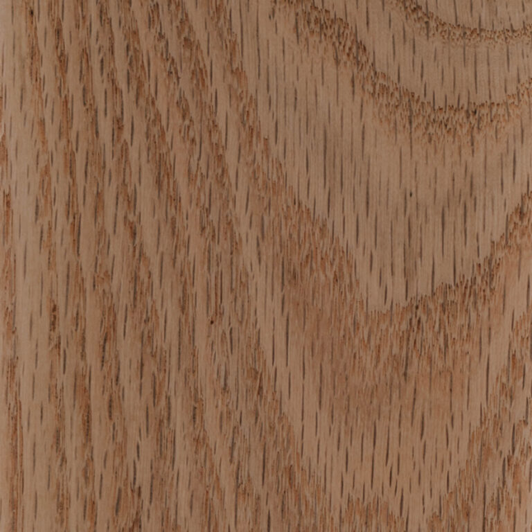 Close-up of a light brown wood panel showing vertical grain, elongated pores and subtle wavy growth-ring patterns.